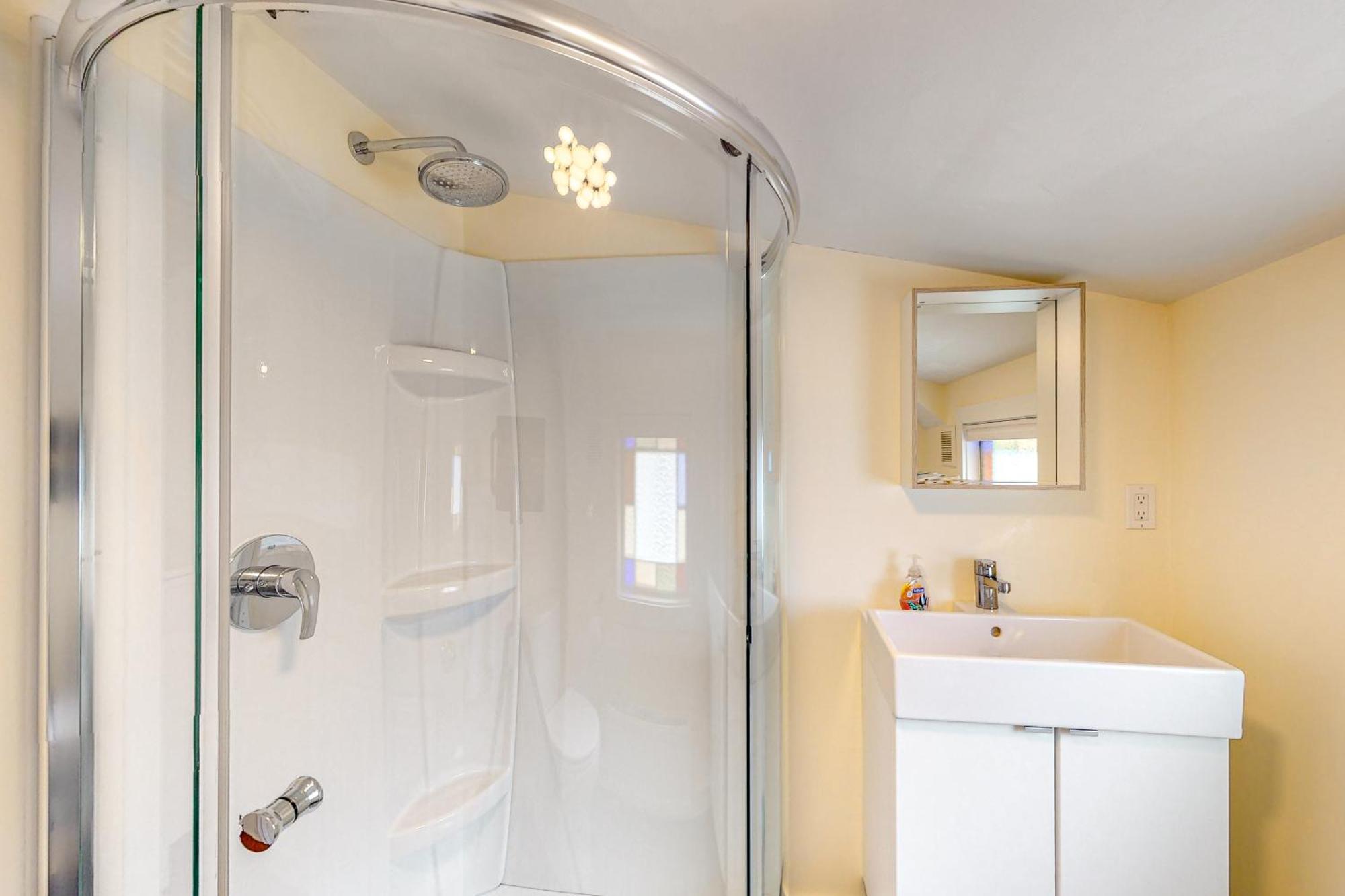 Pleasant Condos ラッドロー 部屋 写真