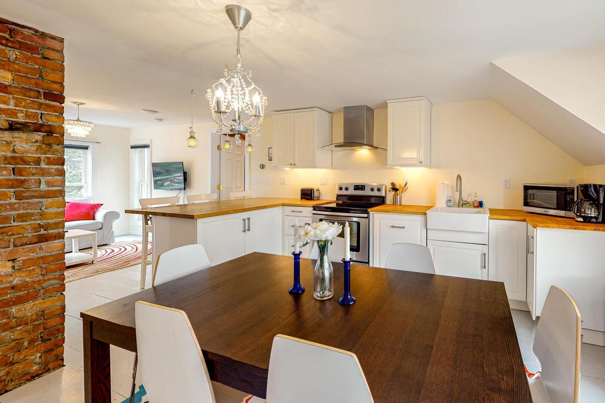 Pleasant Condos ラッドロー 部屋 写真