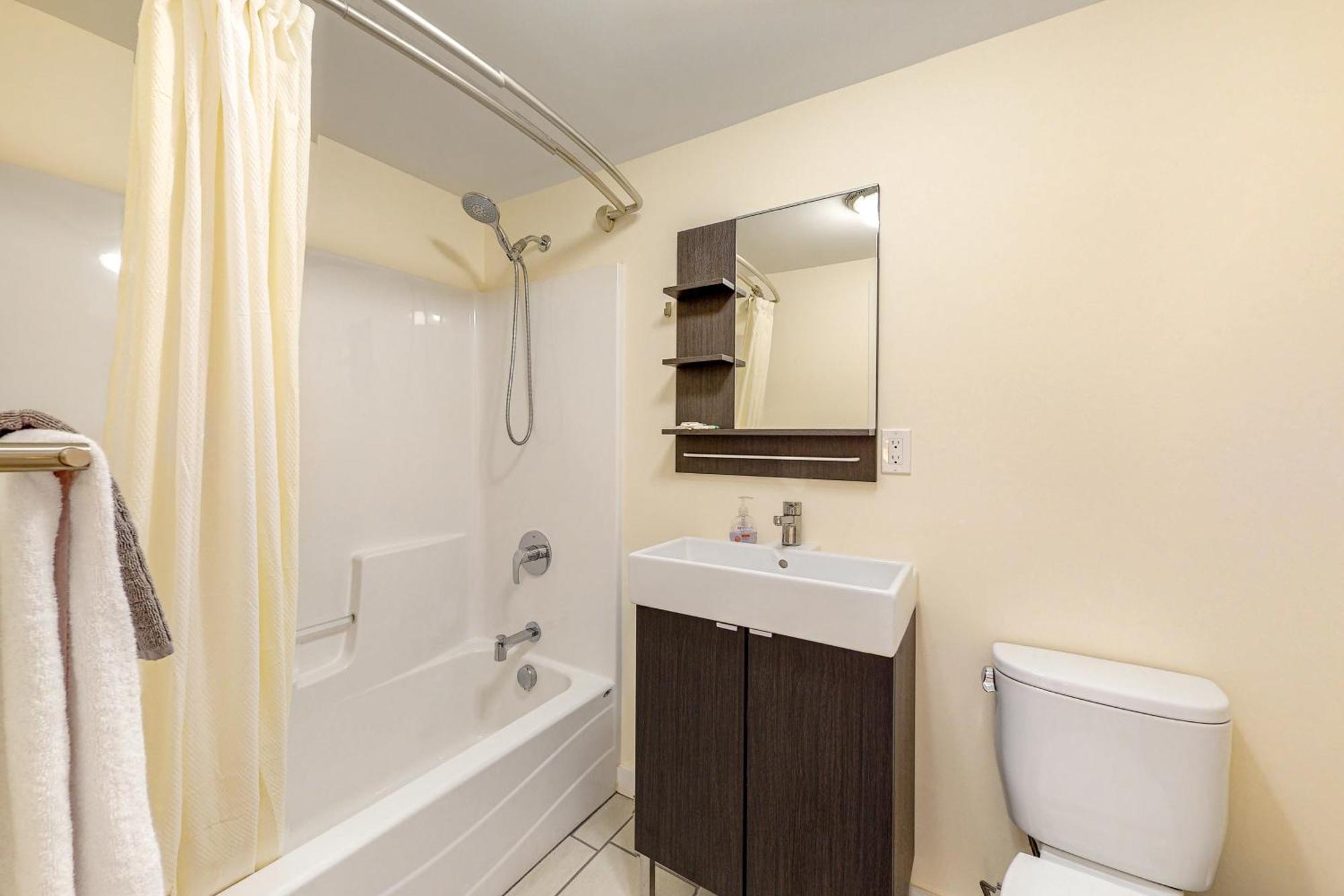Pleasant Condos ラッドロー 部屋 写真