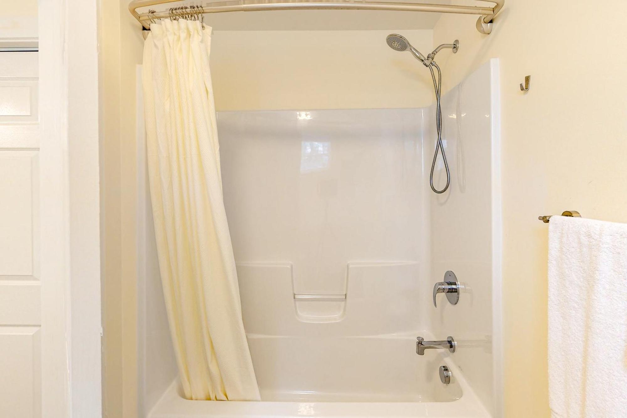 Pleasant Condos ラッドロー 部屋 写真