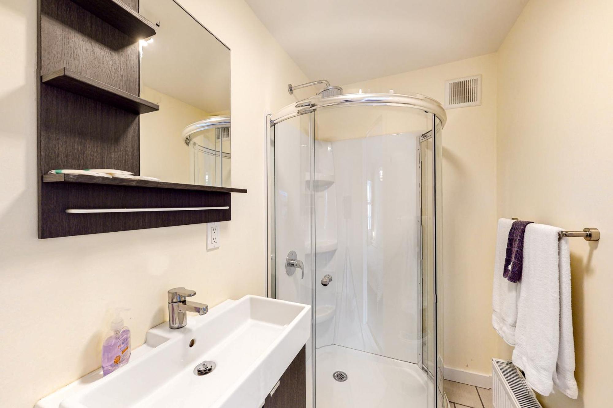 Pleasant Condos ラッドロー 部屋 写真