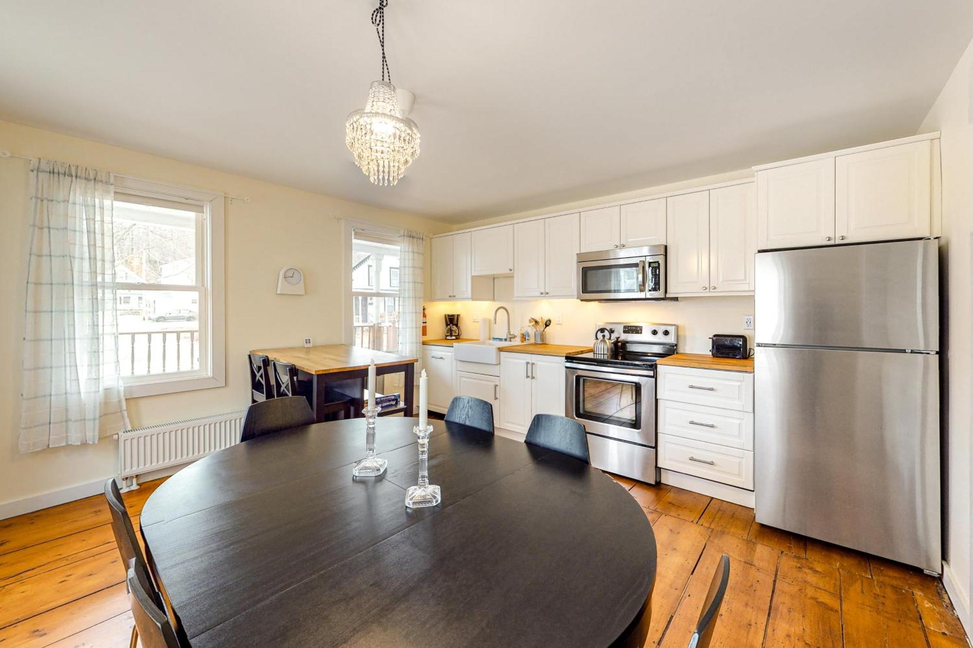 Pleasant Condos ラッドロー 部屋 写真