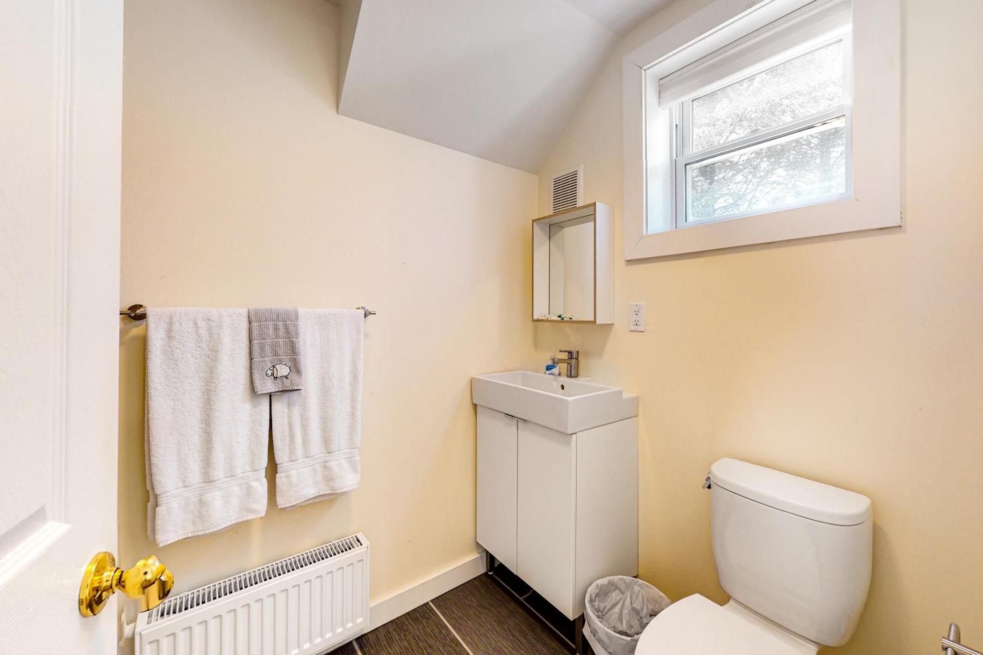 Pleasant Condos ラッドロー 部屋 写真