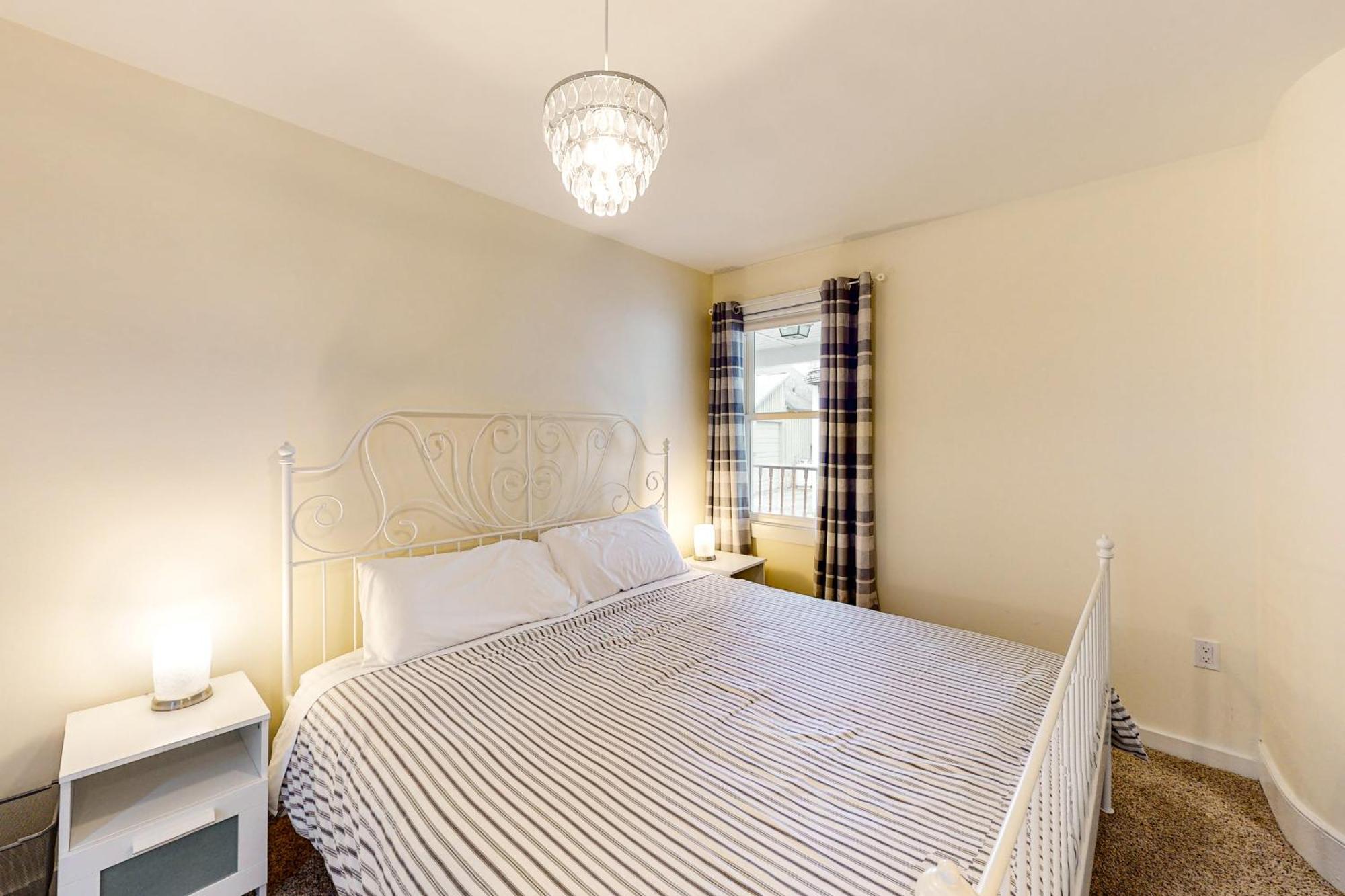 Pleasant Condos ラッドロー 部屋 写真