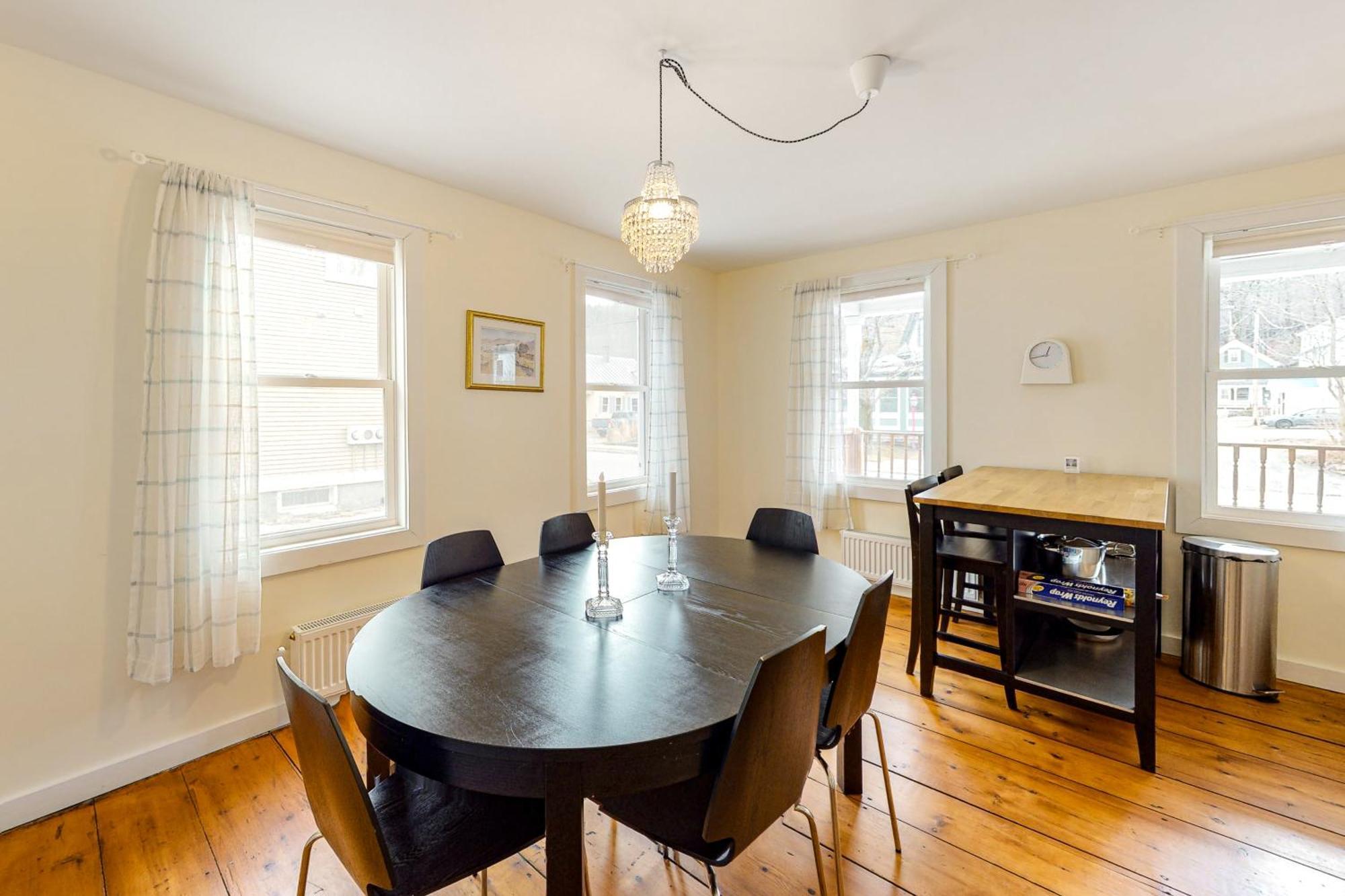 Pleasant Condos ラッドロー 部屋 写真